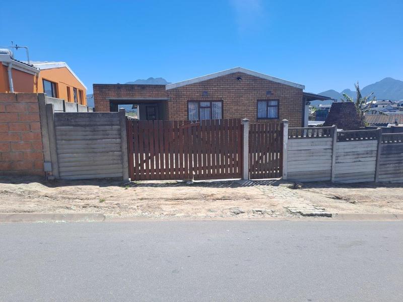 4 Bedroom Property for Sale in Parkdene Western Cape